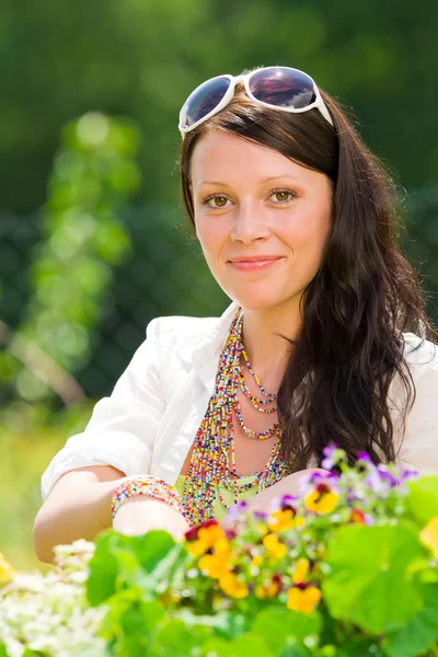 Καλοκαίρι κήπων όμορφη γυναίκα χαμογελώντας λουλούδι — Φωτογραφία Αρχείου