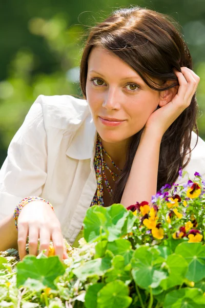 Verão jardim flor bela mulher olhar romântico — Fotografia de Stock
