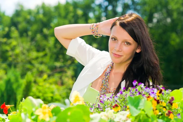 Zomer tuin bloem romantische kijken mooie vrouw — Stockfoto