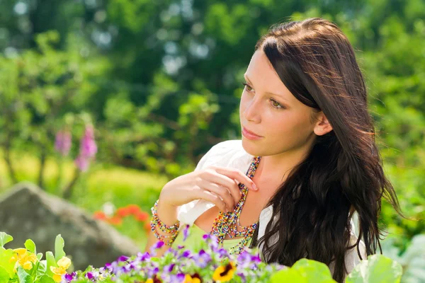 Letní zahrádka květy zasněný pohled krásná žena — Stock fotografie