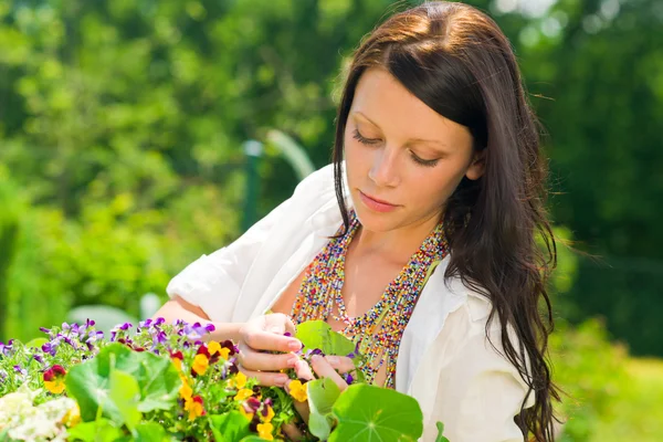 Летний сад красивая женщина уход за цветами — стоковое фото