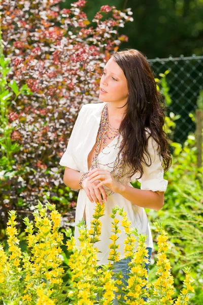 Tuin mooie jonge vrouw zonnige gele bloemen — Stockfoto