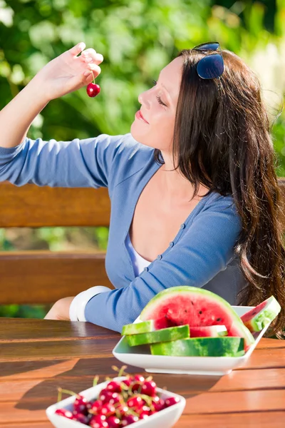 Cerezas frescas melón mujer jardín terraza de verano —  Fotos de Stock