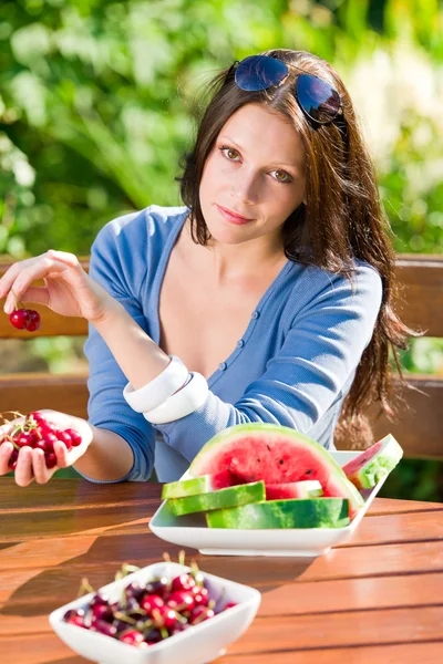Čerstvé třešně meloun žena zahradní letní terasa — Stock fotografie