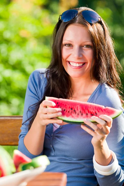 Frische Melone lächelnde Frau sonniger Tag sonniger Tag — Stockfoto