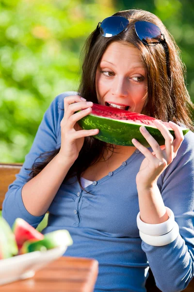 Mangiare melone fresco bella panchina giovane donna — Foto Stock
