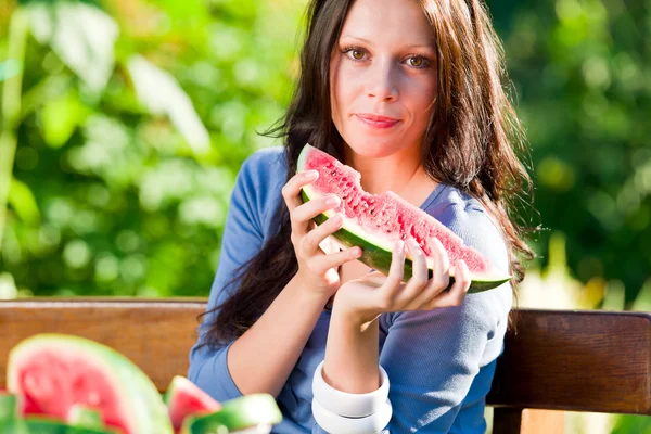 Eating fresh melon beautiful young woman bench — Stock Photo, Image