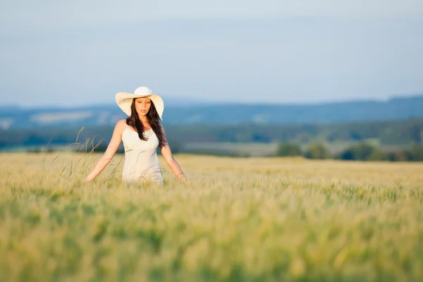 Sonnenuntergang Maisfeld schön brünett Frau zu Fuß — Stockfoto