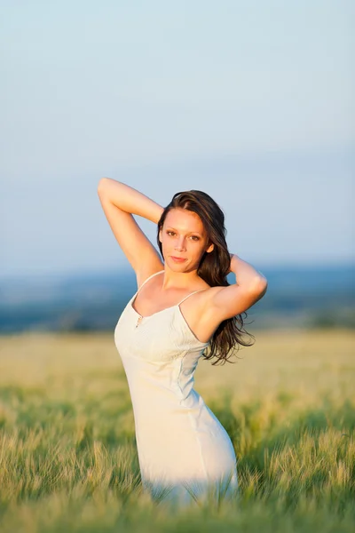 Pôr do sol campo de milho bela morena mulher andar — Fotografia de Stock