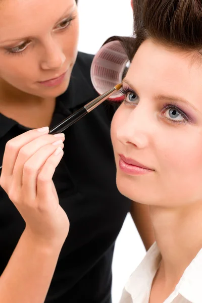 Make-up artist woman fashion model apply eyeshadow — Stock Photo, Image
