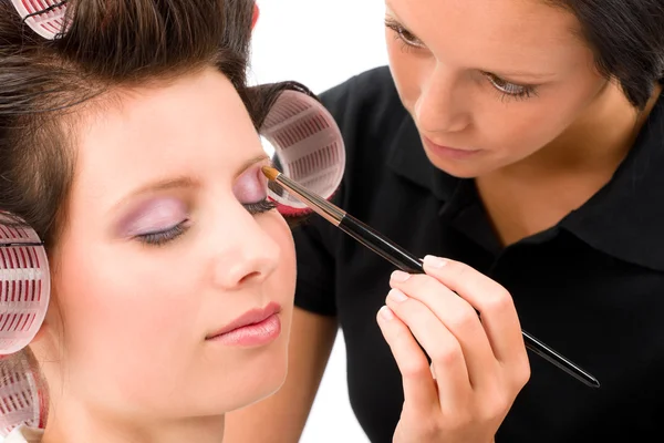 Makijaż artysta kobieta moda model zastosować cień do powiek — Zdjęcie stockowe