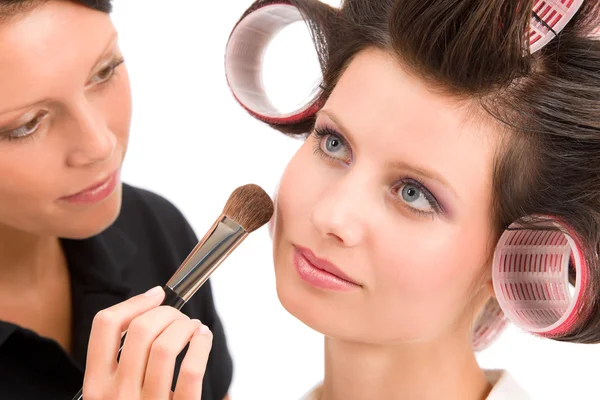 Maquillaje artista mujer modelo de moda aplicar polvo —  Fotos de Stock