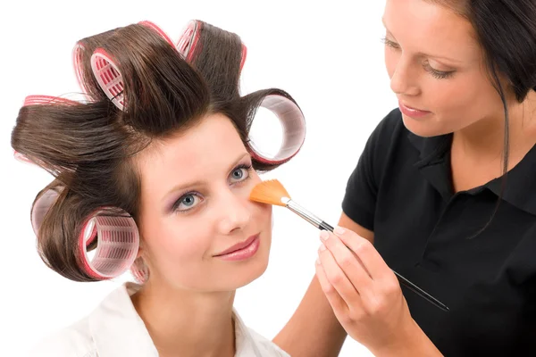 Make-up artist donna modello di moda applicare polvere — Foto Stock