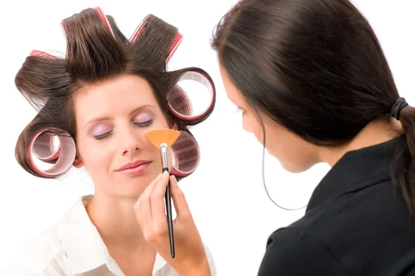 Maquillaje artista mujer modelo de moda aplicar polvo — Foto de Stock