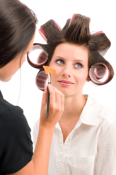 Makijaż artysta kobieta moda model stosuje się proszek — Zdjęcie stockowe