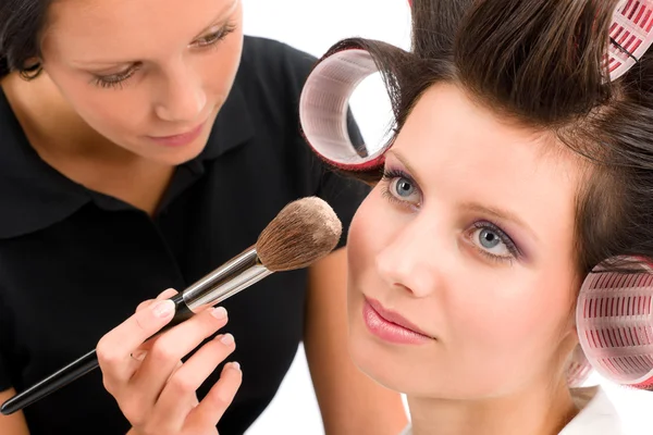 Maquillaje artista mujer modelo de moda aplicar polvo —  Fotos de Stock