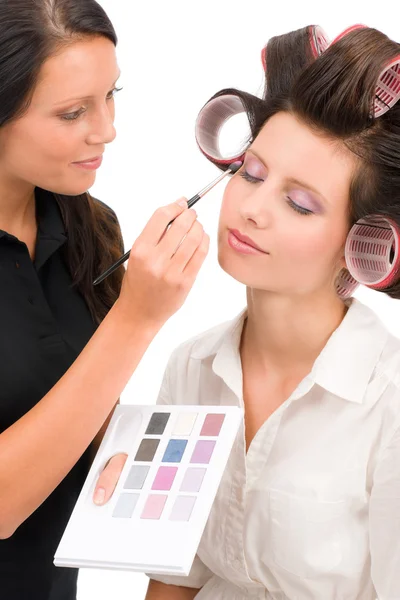 Make-up umělce žena modelka aplikovat oční stíny — Stock fotografie