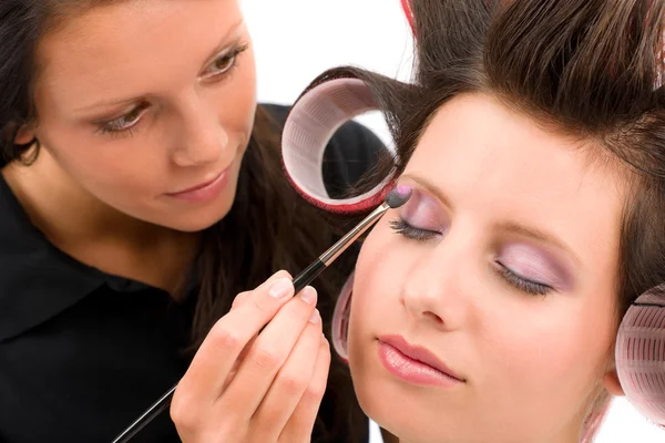 Maquillaje artista mujer modelo de moda aplicar sombra de ojos —  Fotos de Stock