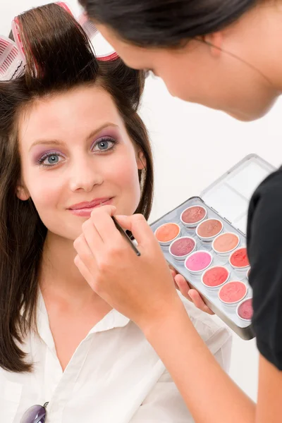 Make-up artist kvinna modell gäller läppstift — Stockfoto