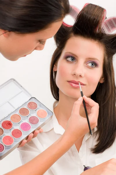 Makijaż artysta kobieta moda model nałożyć szminkę — Zdjęcie stockowe