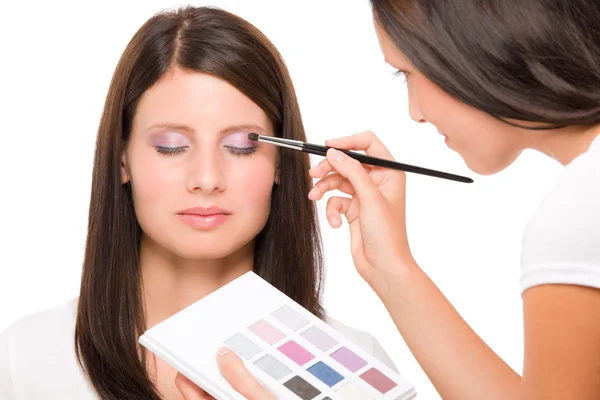 Maquillaje artista mujer modelo de moda aplicar sombra de ojos —  Fotos de Stock