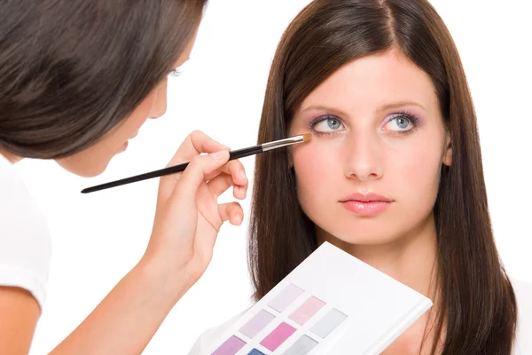 Makijaż artysta kobieta moda model zastosować cień do powiek — Zdjęcie stockowe