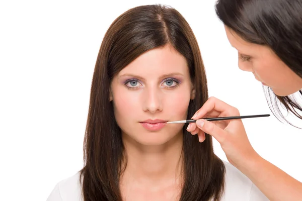 Žena modelu profesionální make-up naneste rtěnku — Stock fotografie