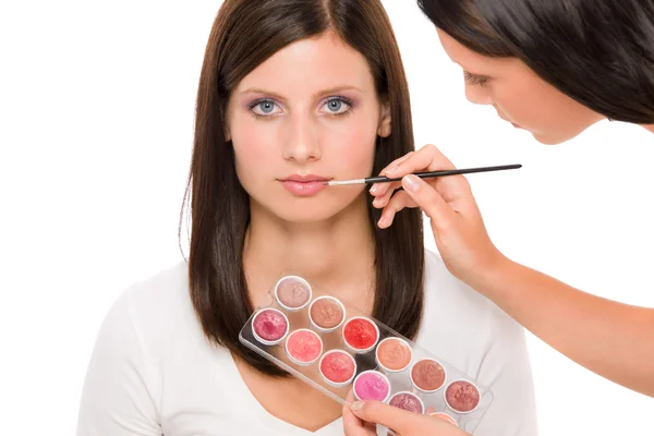 Makijaż artysta kobieta moda model nałożyć szminkę — Zdjęcie stockowe