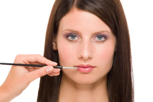 Profesjonalny makijaż kobieta model nałożyć szminkę — Zdjęcie stockowe