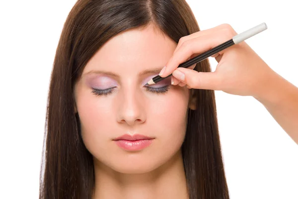 Maquiagem profissional modelo artista fazer linhas de olho — Fotografia de Stock