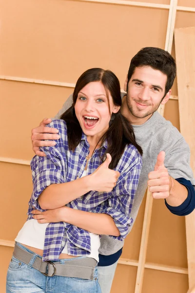 Mejora del hogar joven feliz pareja pulgar hacia arriba — Foto de Stock