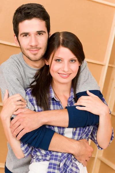 Mejora del hogar joven feliz pareja juntos — Foto de Stock