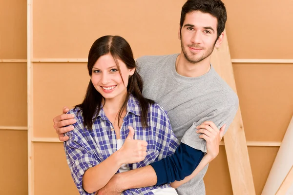Mejora del hogar joven feliz pareja juntos — Foto de Stock