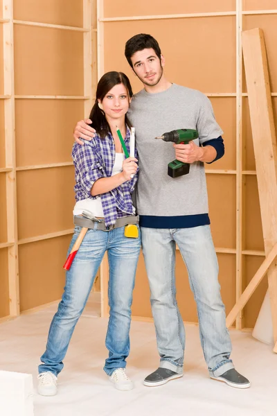 Amélioration de la maison jeune couple avec des outils de réparation — Photo