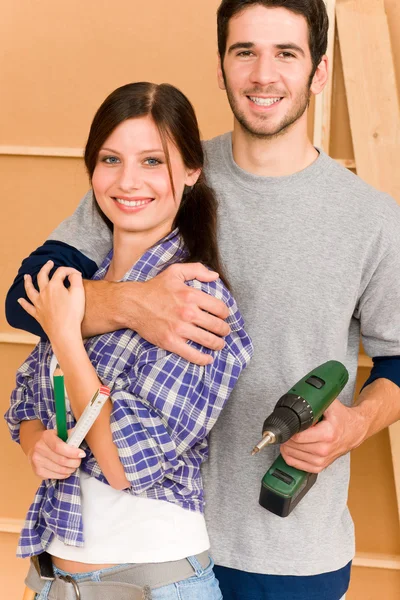 Lakásfelújítás fiatal pár javító eszközök — Stock Fotó