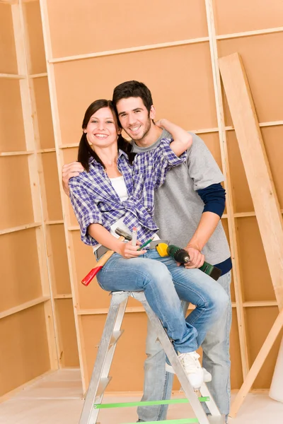 Mejora del hogar pareja joven con herramientas de reparación — Foto de Stock