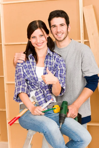 Miglioramento domestico giovane coppia strumenti di riparazione fai da te — Foto Stock