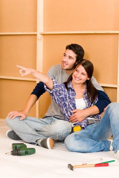 Улучшение дома молодые пары расслабиться на полу — стоковое фото