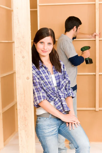 ホーム改善の若いカップルの壁を修正します。 — ストック写真