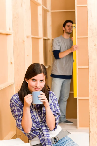 Jonge paar het huisverbetering vaststelling muur — Stockfoto
