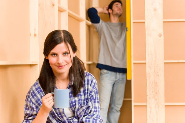 Lakásfelújítás fiatal pár fali rögzítő — Stock Fotó