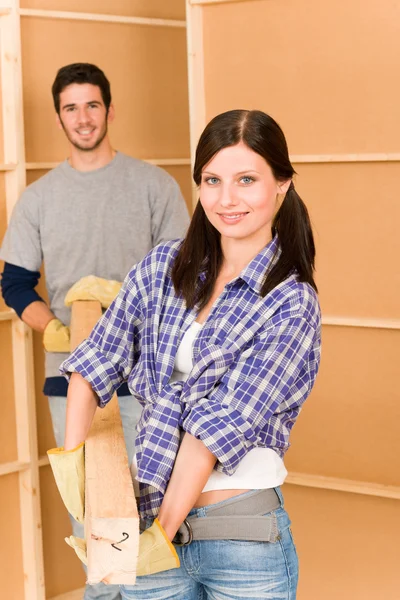 Het jonge paar het huisverbetering werken op renovatie — Stockfoto