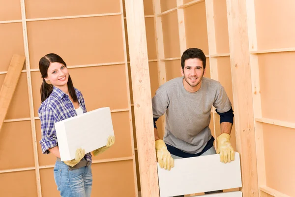 Miglioramento domestico giovane coppia costruzione muro di mattoni — Foto Stock