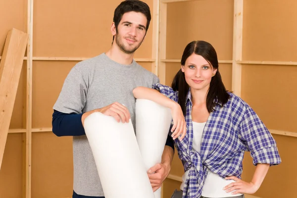 改築工事に取り組む若いカップル — ストック写真