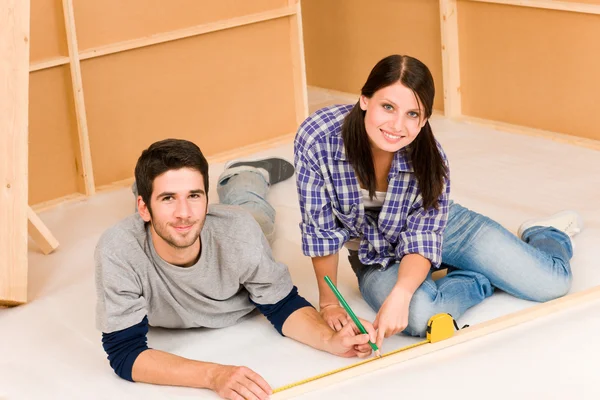 Hem förbättring ungt par arbetar med renoveringar — Stockfoto