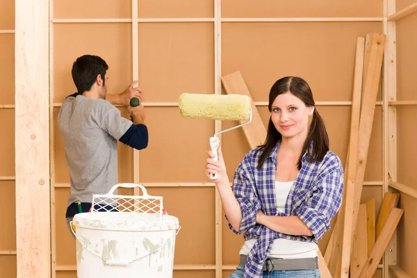 Mejora del hogar: pareja joven arreglando casa nueva — Foto de Stock