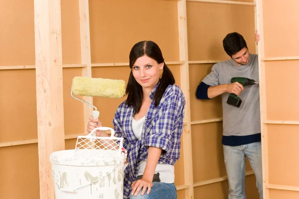 Mejora del hogar: pareja joven arreglando casa nueva — Foto de Stock