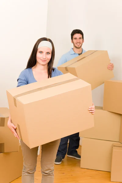 Mudándose a casa pareja joven llevando cajas de cartón —  Fotos de Stock
