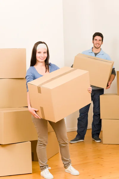 Trasferirsi a casa giovane coppia che trasporta scatole di cartone — Foto Stock