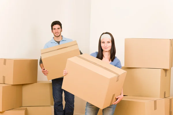 Переезд домой молодой пары с картонными коробками — стоковое фото